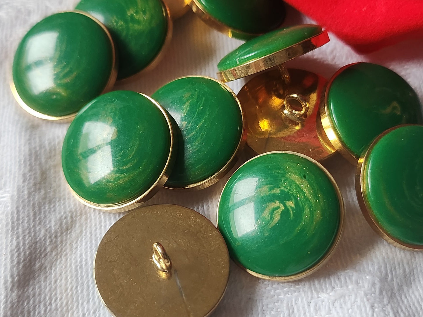 Lot 6 boutons vintage monture métal  vert et or pied 2 cm ref 5247