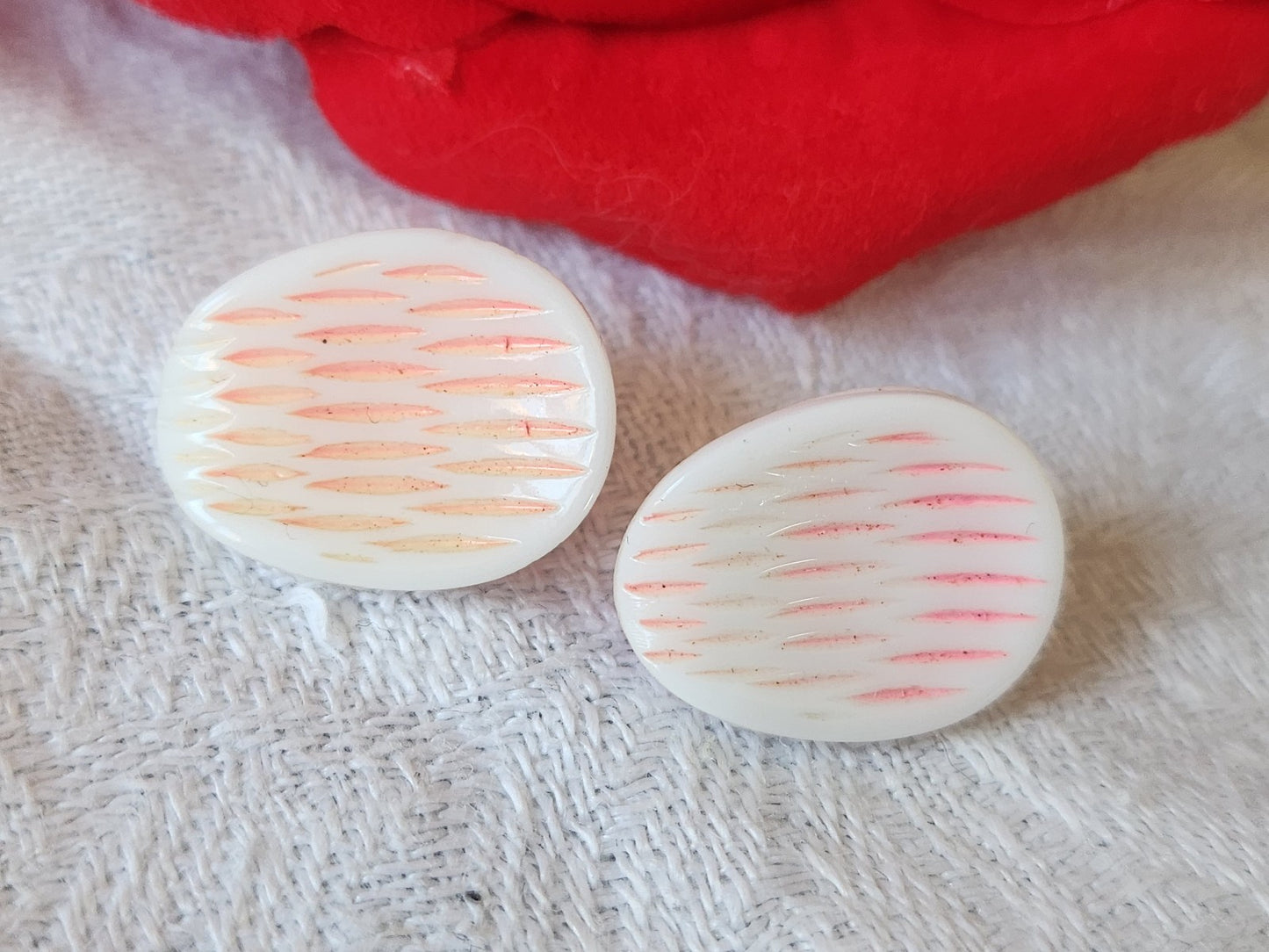 Duo boutons anciens  en verre blanc rose à pied 1,4 sur 1,8 cm D17K