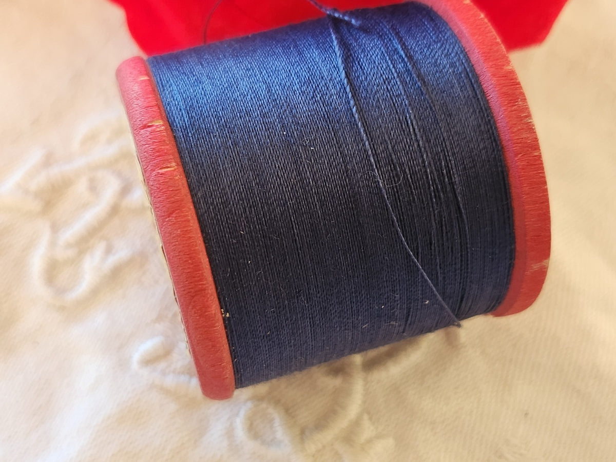 Boine ancienne en bois rouge fil bleu LANOMA 25 grammes simili