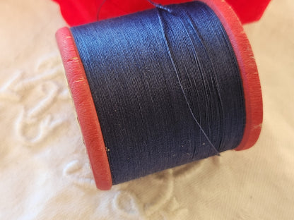 Boine ancienne en bois rouge fil bleu LANOMA 25 grammes simili