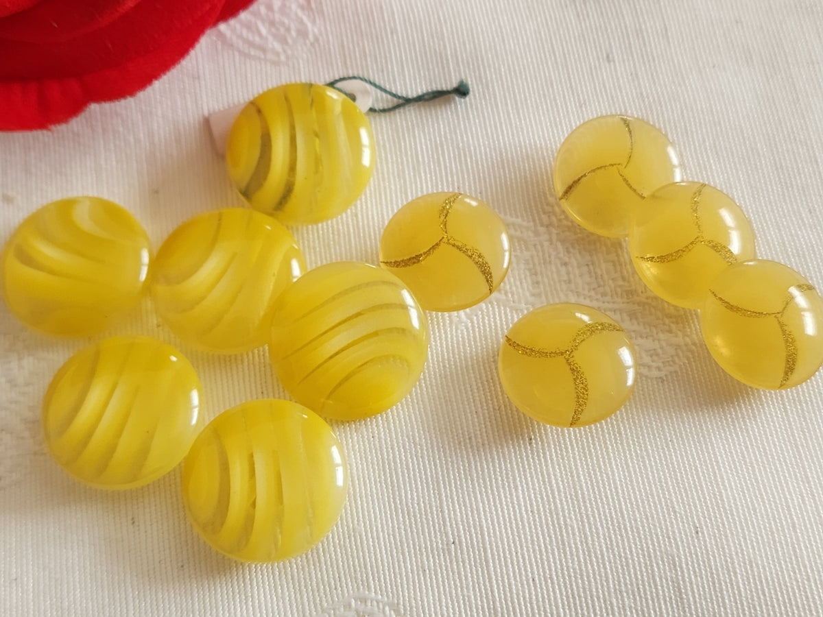 Lot 11 boutons vintage jaune   pied  2 séries 1,5 et 1,8 cm ref 6333