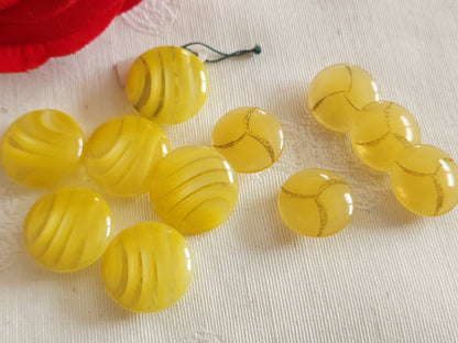 Lot 11 boutons vintage jaune   pied  2 séries 1,5 et 1,8 cm ref 6333