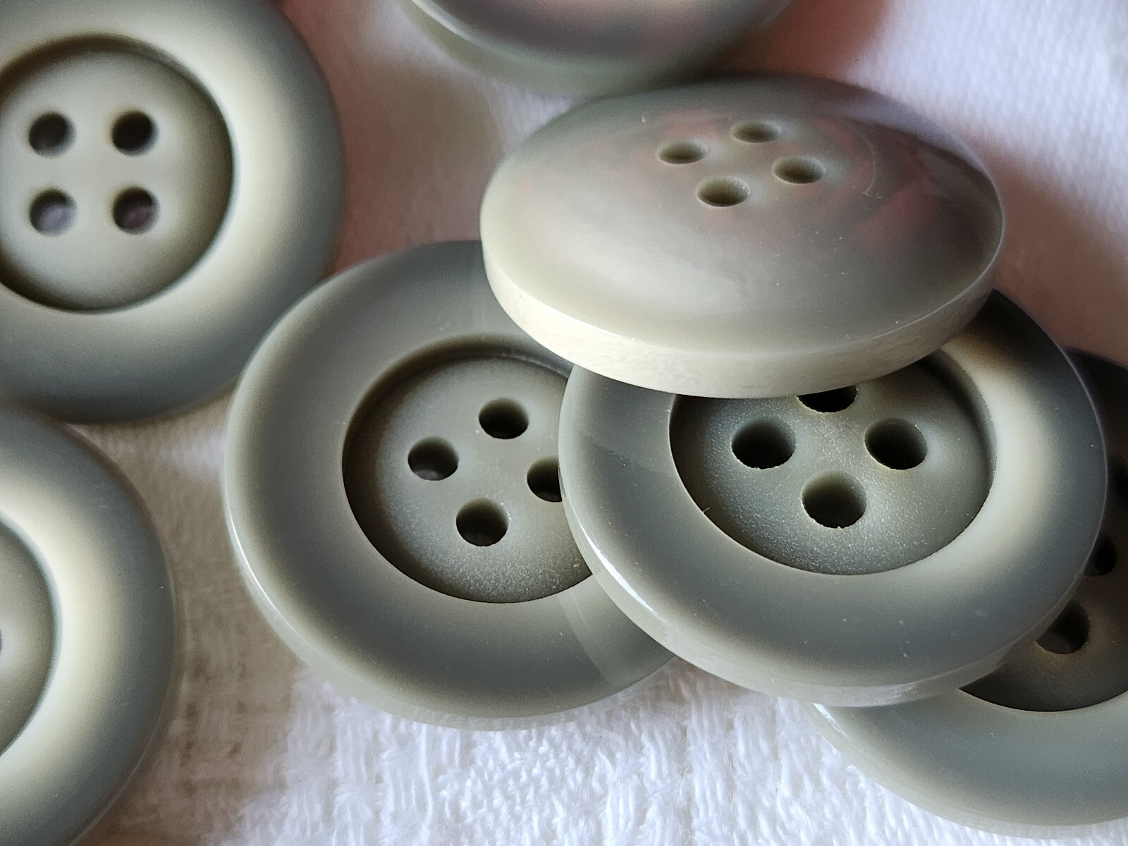 Lot 6 gros boutons vintage gris lumineux à trous 2,7 cm ref 3784