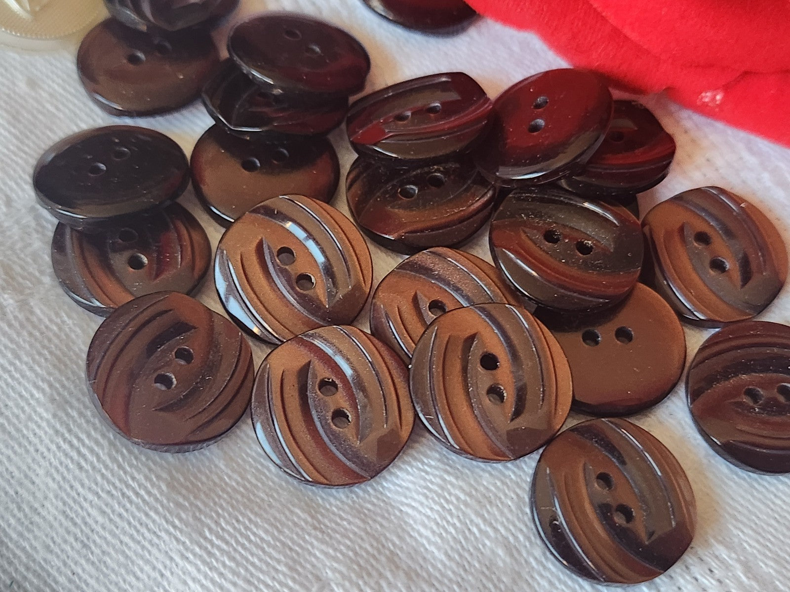 Lot 21  boutons vintage marron lumineux   trous travaillé 1,5 cm ref 2598