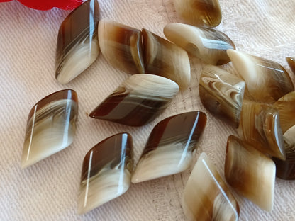 Lot 20 boutons vintage biseauté marron creme panaché 1,1 à 1,2 cm ref 6454
