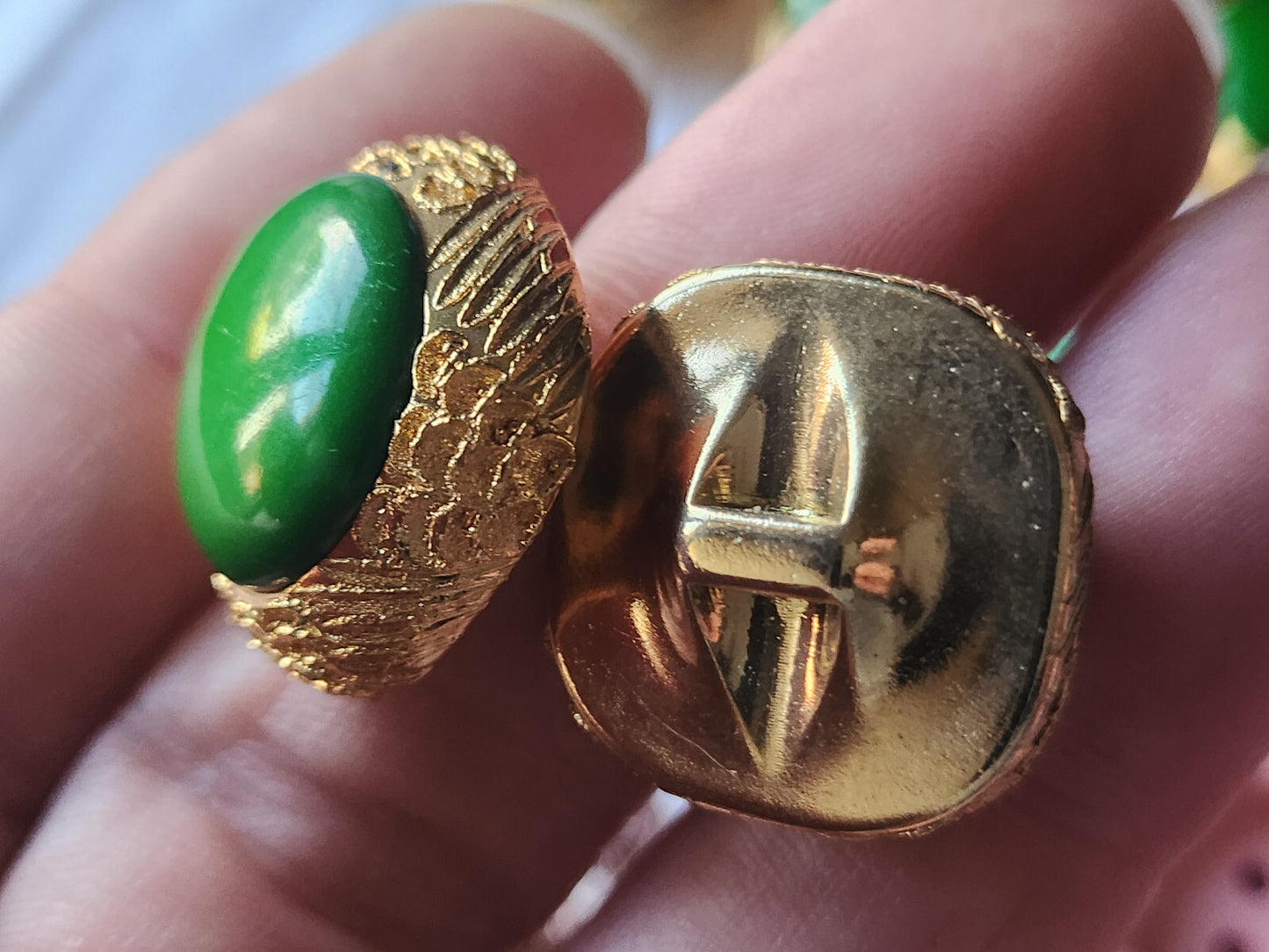 Lot 6 boutons vintage doré vert résine sculpté jolis pied  2,1 cm ref 2453