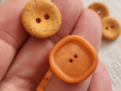 Lot 11 boutons vintage 2 series orange à trous 1,7 et 2,1 cm ref 3985