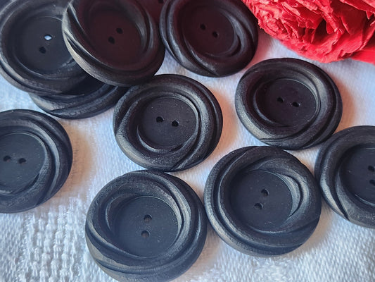 Lot 18 boutons vintage noir  travaillé mat trous  2,1 cm  ref 5393