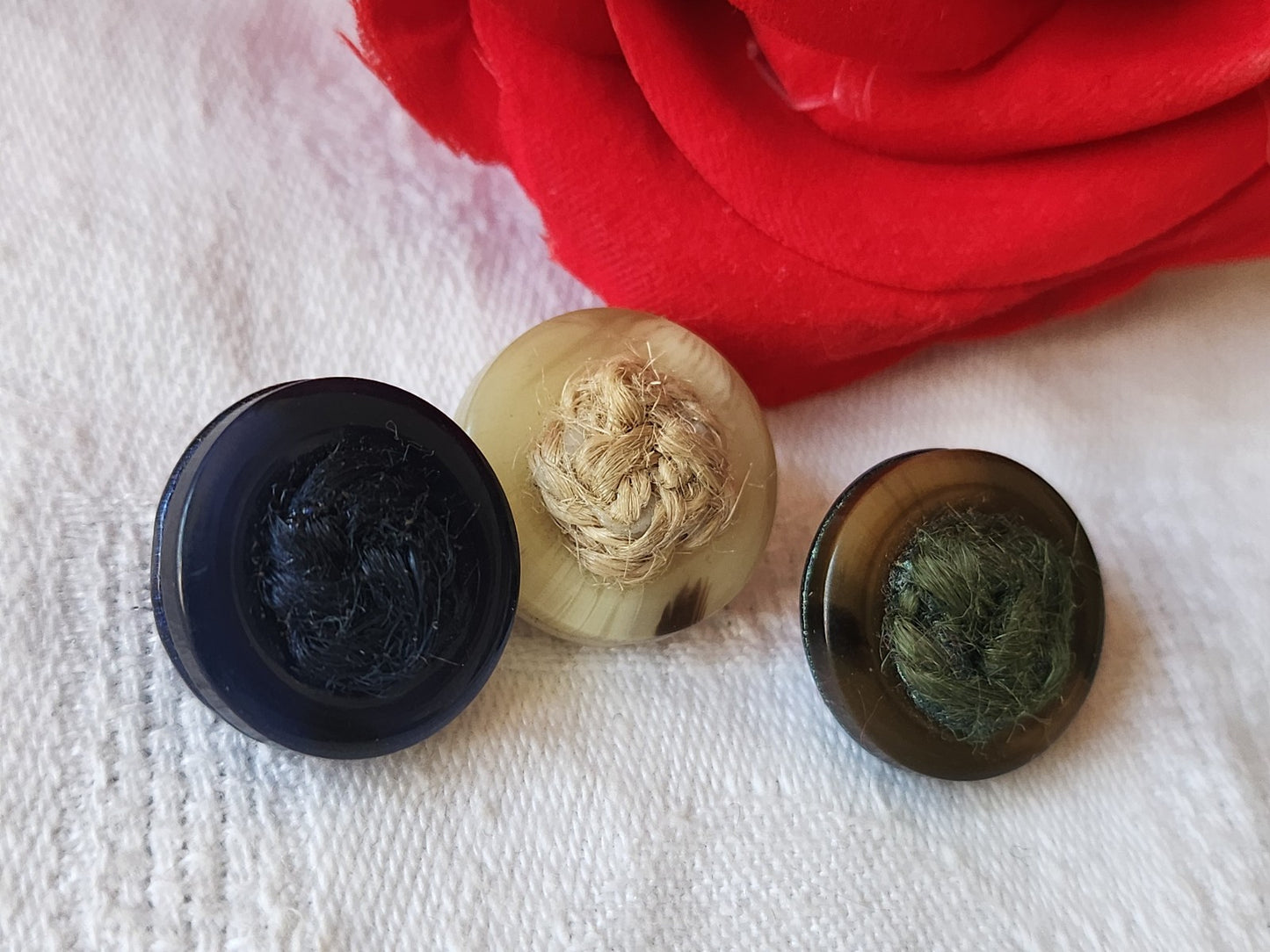 Trio boutons vintage resine pied metal coeur passementerie 1,8 cm D16B