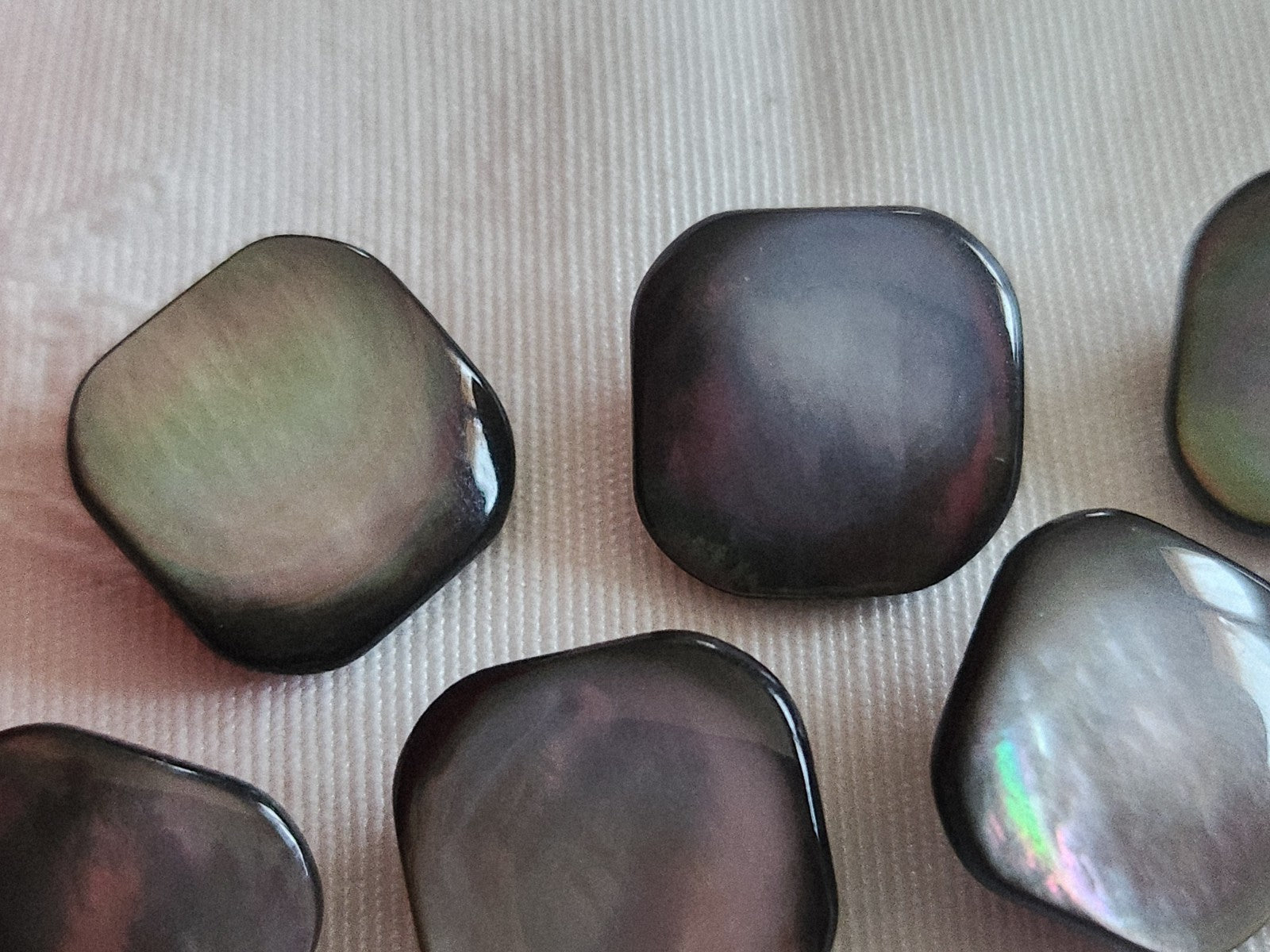 Lot 6 boutons vintage  en nacre gris  carré pied 1,5 cm ref 6234
