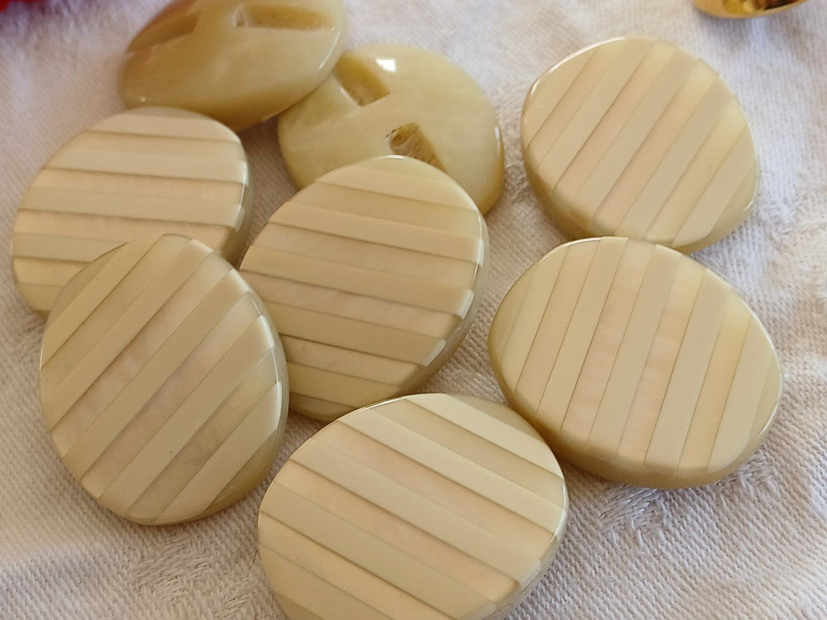 Lot 6 énormes boutons vintage crème nacré  ovale 2,8  sur 3,4 cm ref 6473 **