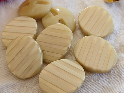 Lot 6 énormes boutons vintage crème nacré  ovale 2,8  sur 3,4 cm ref 6473 **