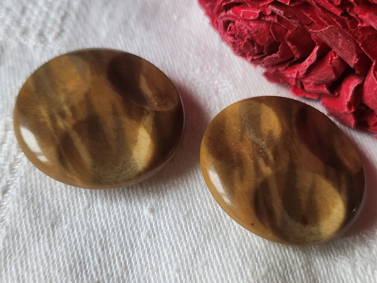 Duo gros  boutons anciens en corozo à pied marron 3,1 cm D19K