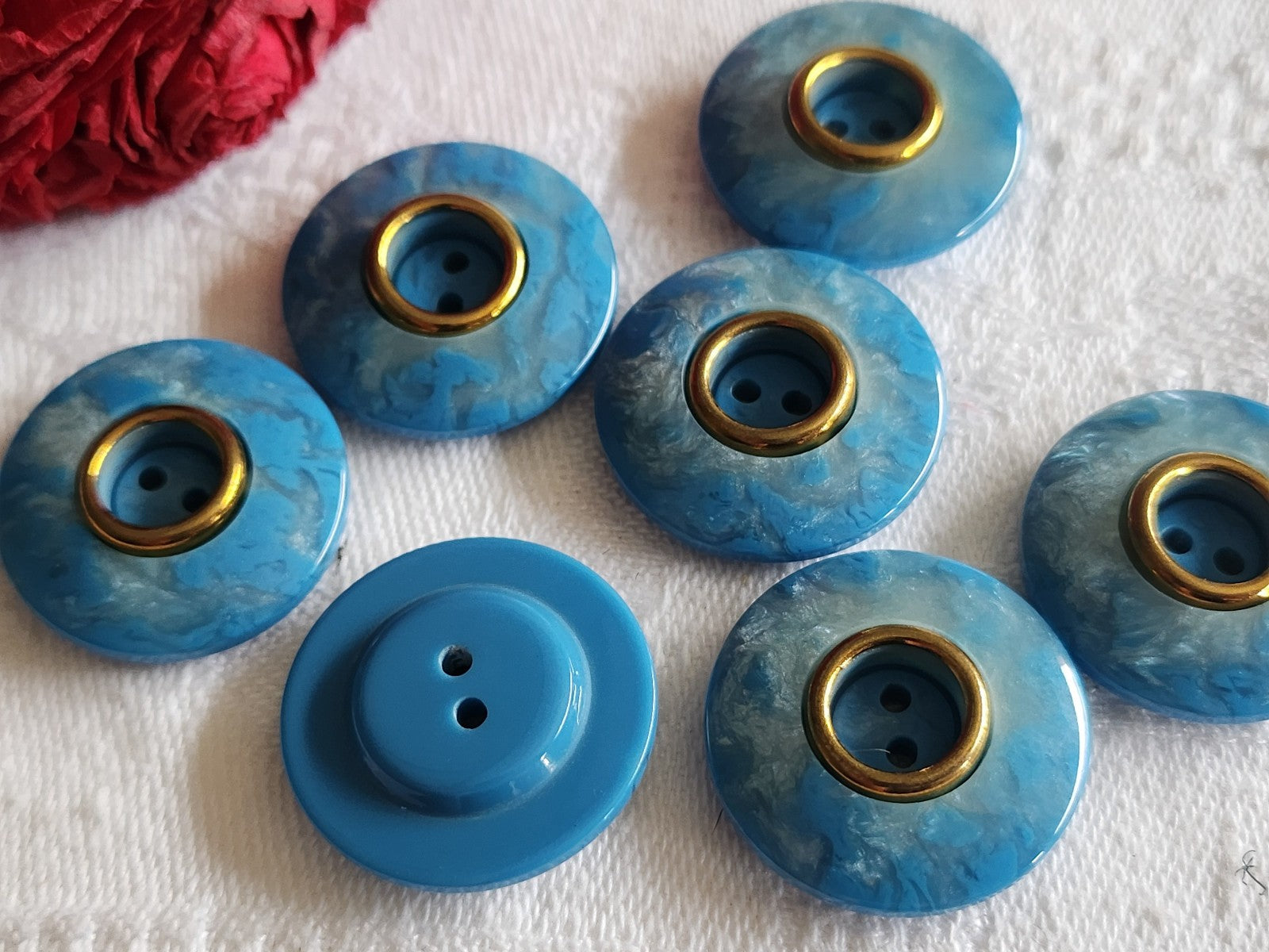 Lot 7  boutons vintage bleu reflet imtation nacre 2,2 cm ref 1212