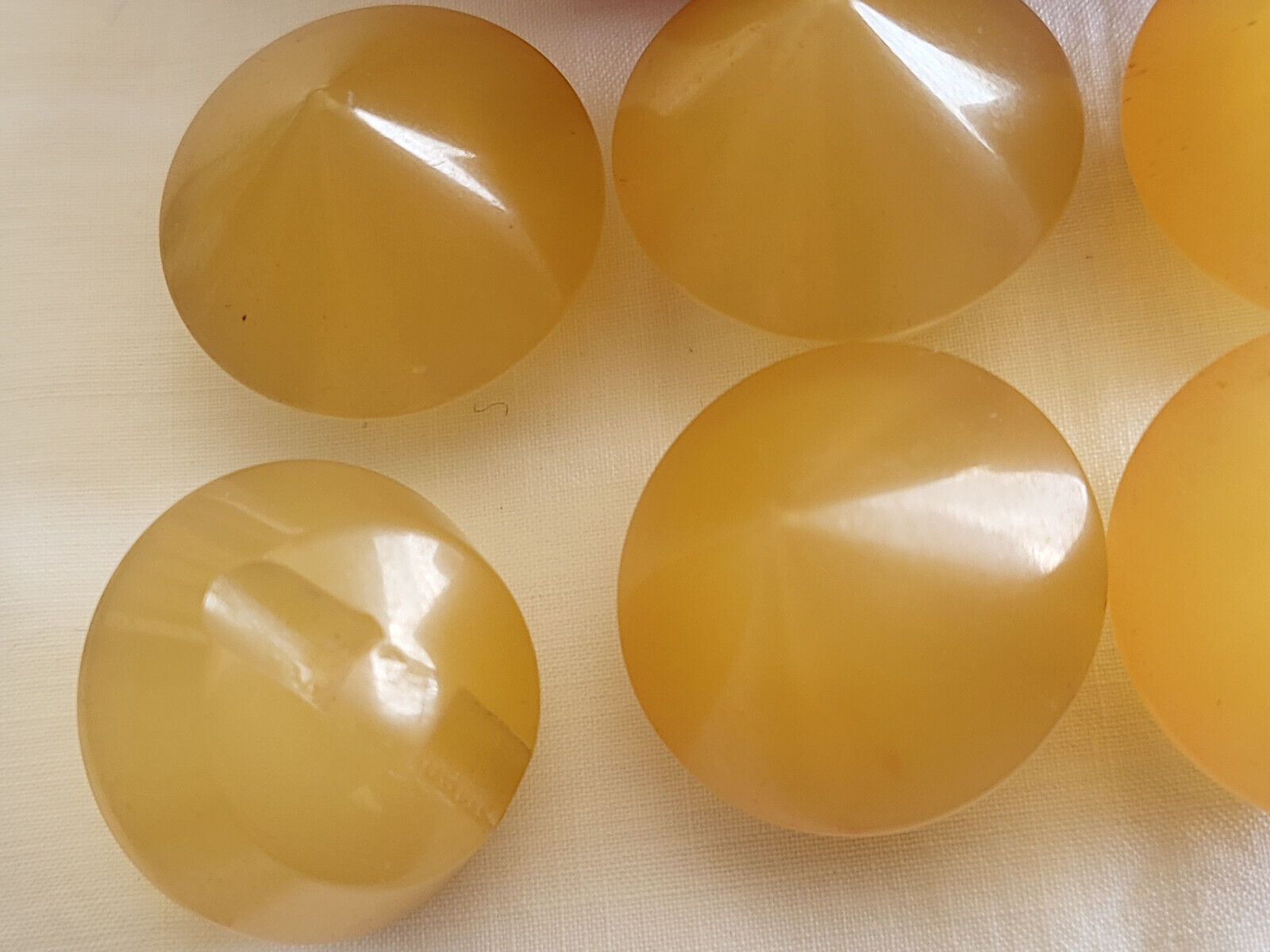 Lot 6 boutons vintage dôme haut  jaune/beige  à pied 2,2 cm ref 1801