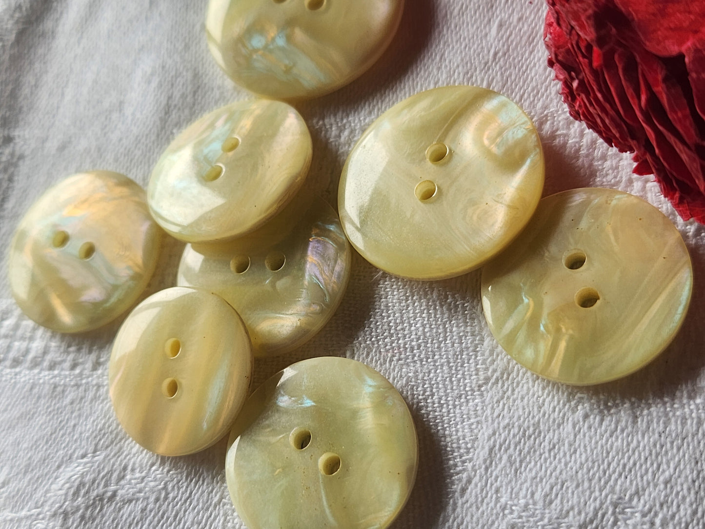 Lot 8  boutons vintage panaché creme irisé mordoré 2 à 2,8 cm ref 4914