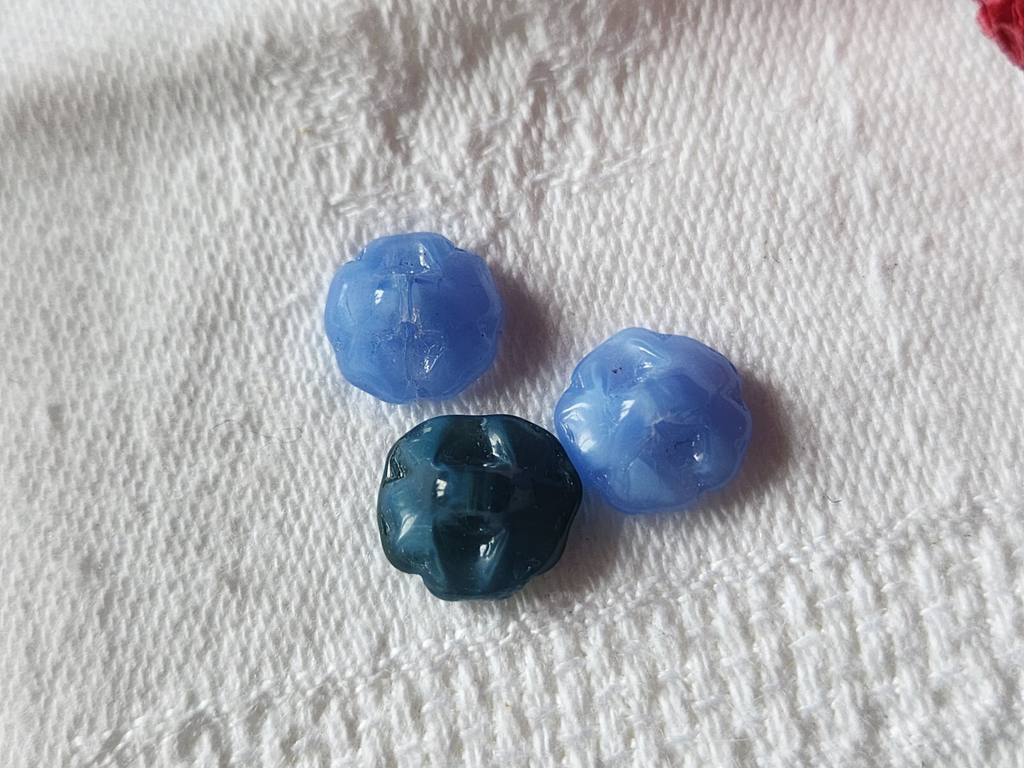 Trio minuscules boutons anciens en verre bleu 0,9 cm G17A