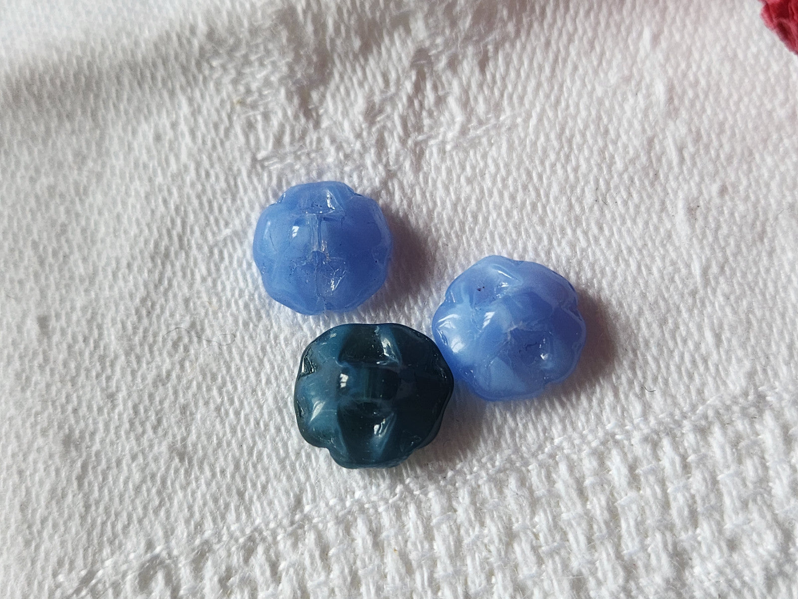 Trio minuscules boutons anciens en verre bleu 0,9 cm G17A