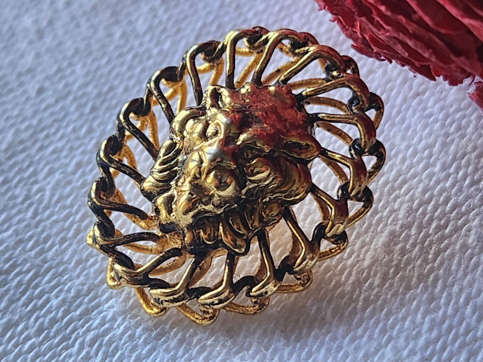 Bouton  vintage en métal  tete de lion 1,8 sur 2,2  cm versace? G8C