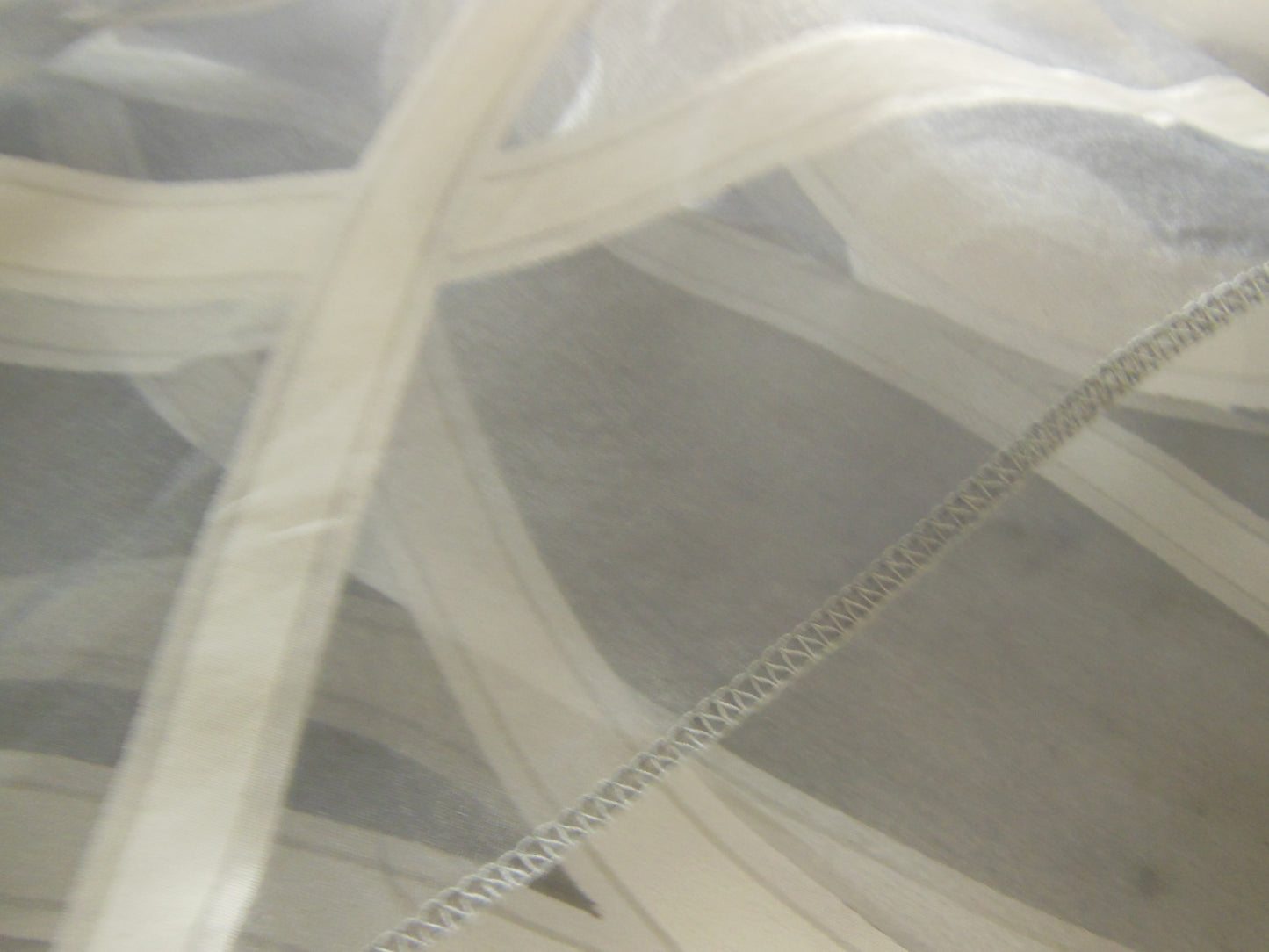 Coupon tissu superbe voilage gris arabesque  vert 1 m sur 1 m 08 B3