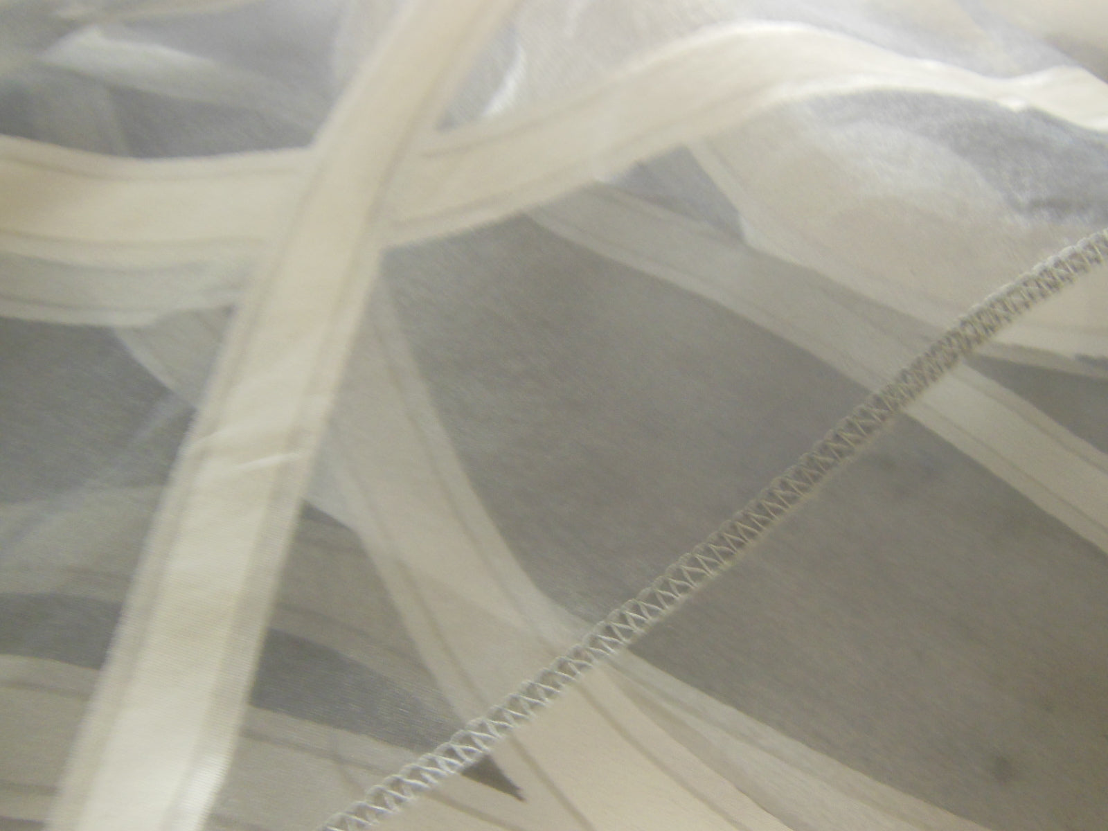 Coupon tissu superbe voilage gris arabesque  vert 1 m sur 1 m 08 B3