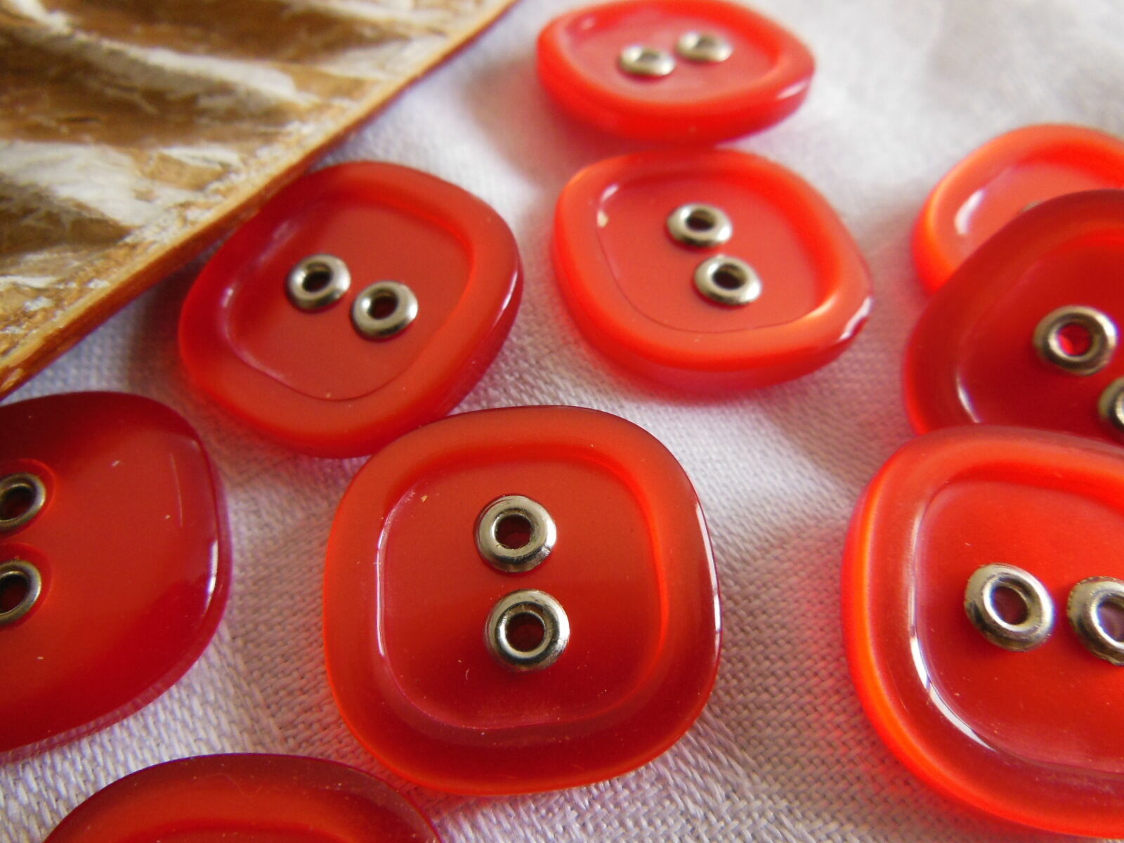 Lot 6 boutons vintage rouge effet iminacre argenté ancien 2 cm  ref 323