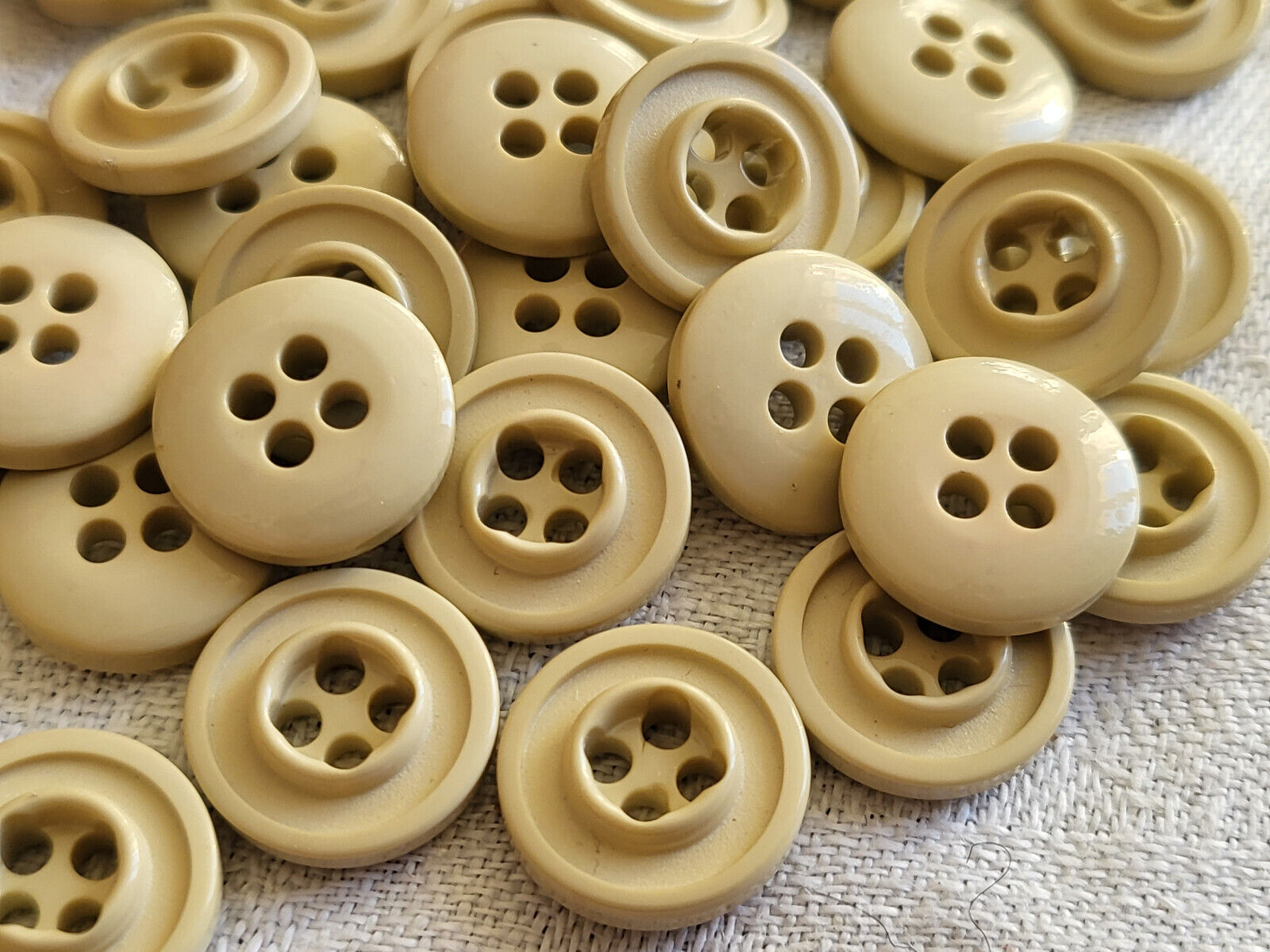 Lot  30 petits boutons vintage beige écru travaillé 4 trous  1,2 cm ref 3525