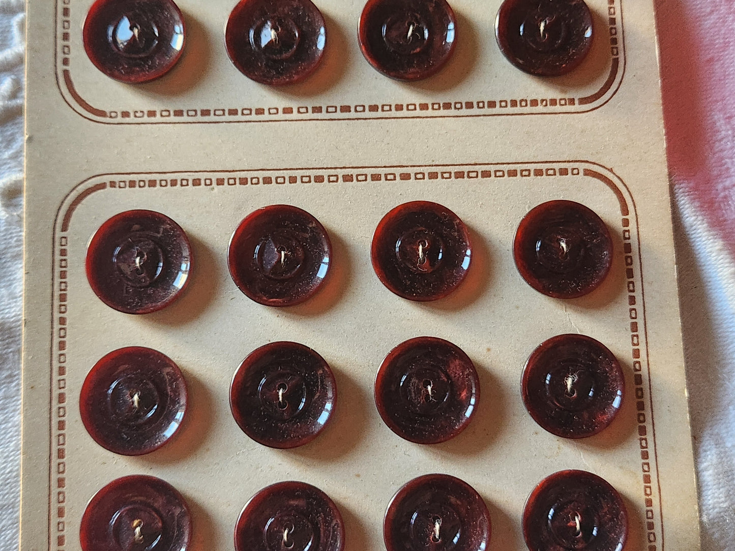 Belle plaque 24 boutons anciens marron lie de vin  2 trous  diamètre 1,7  cm T18