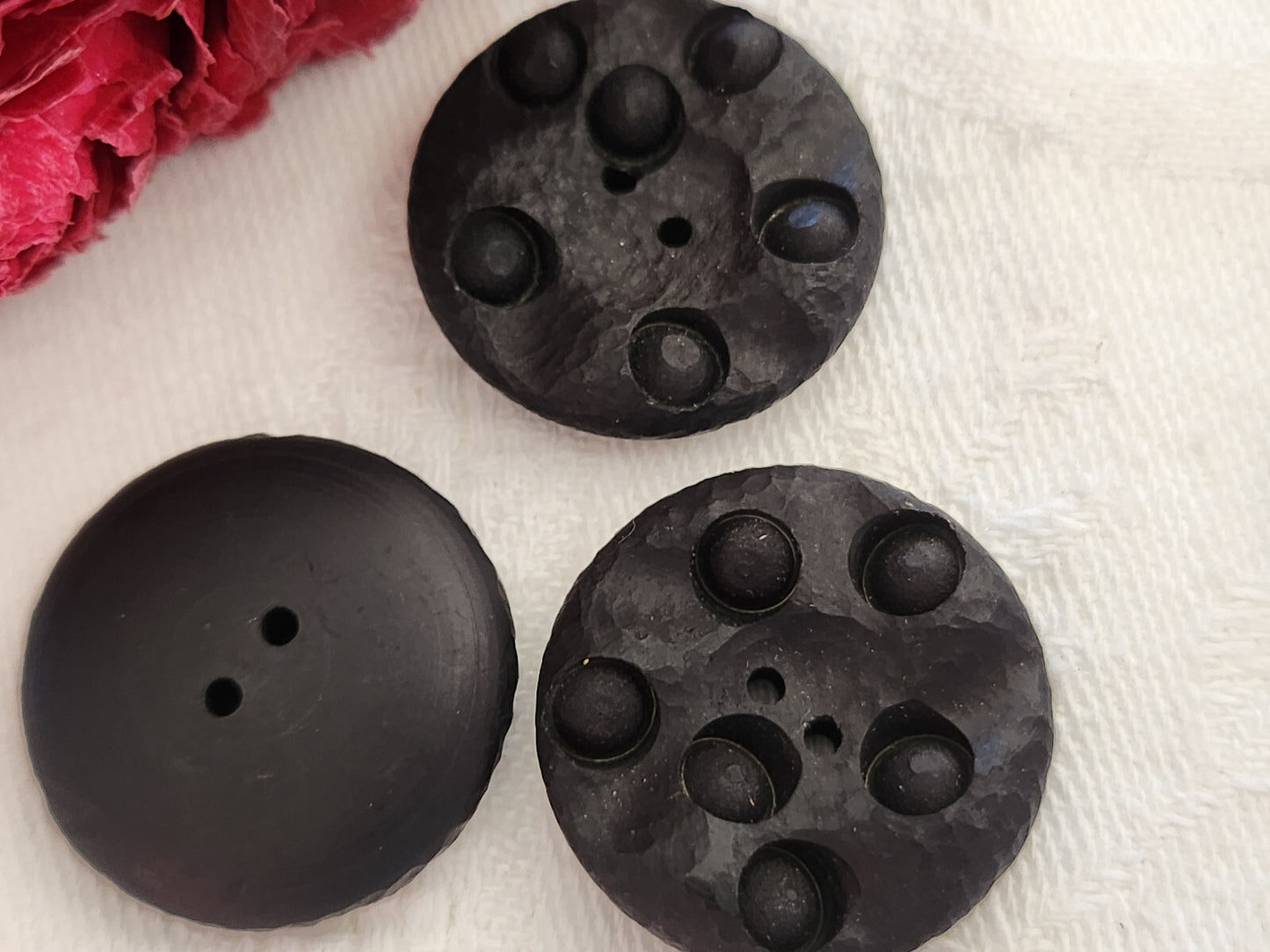 Trio boutons vintage noir motif alveole  2,2 cm ref 0084