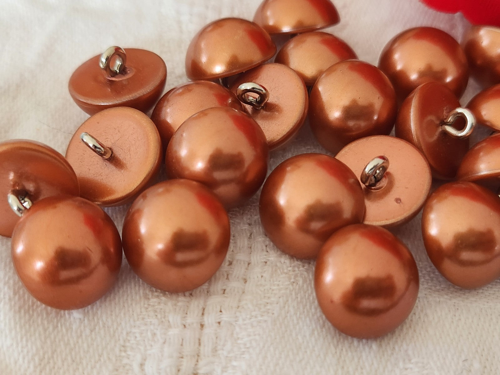 Lot 21  boutons orangé  fond d 'atelier 1,3 cm pied métal  ref 5959