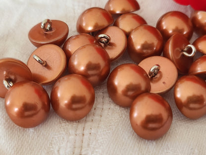 Lot 21  boutons orangé  fond d 'atelier 1,3 cm pied métal  ref 5959
