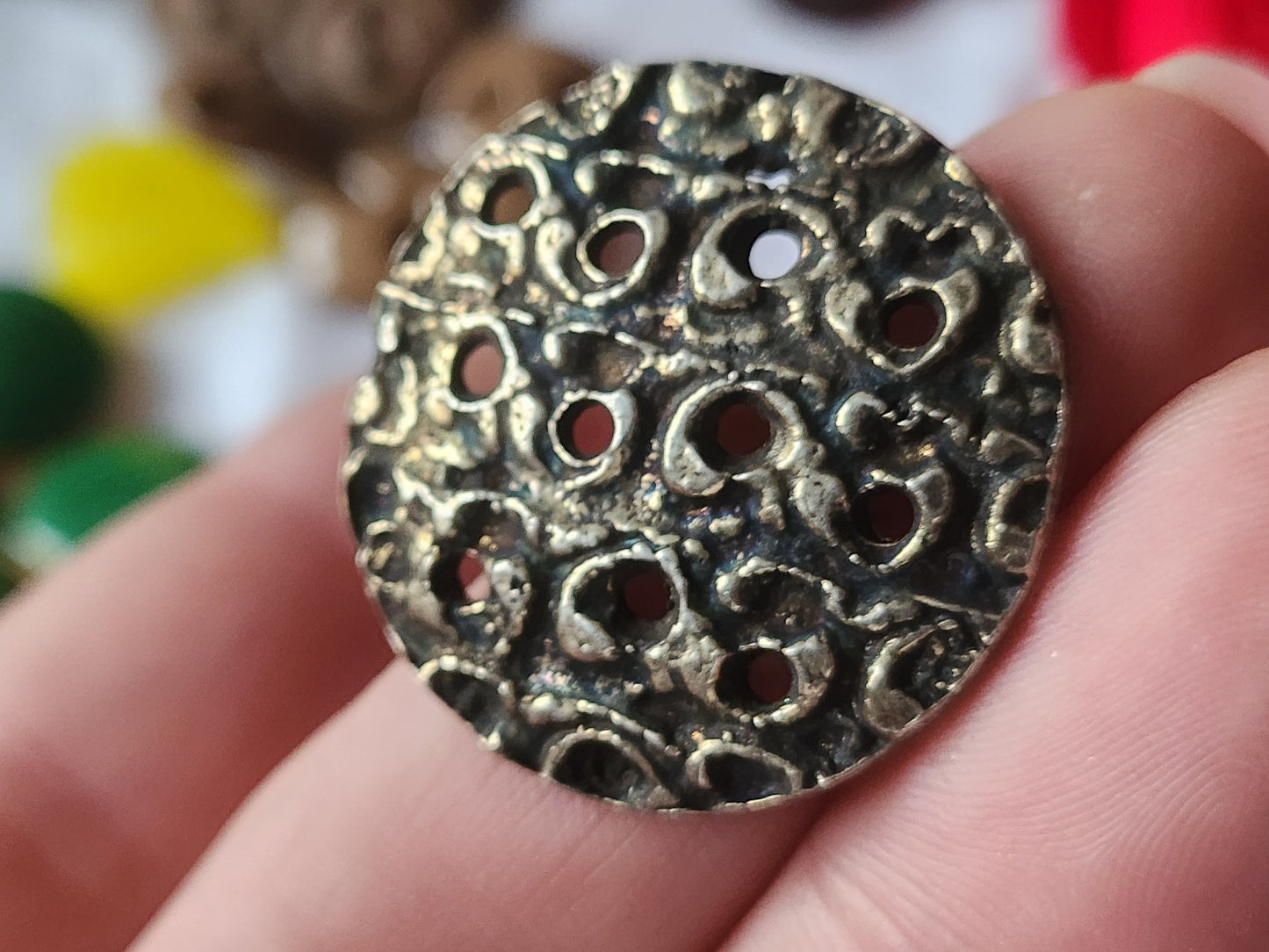 Superbe bouton vintage en métal ajouré 3 cm volume G13D