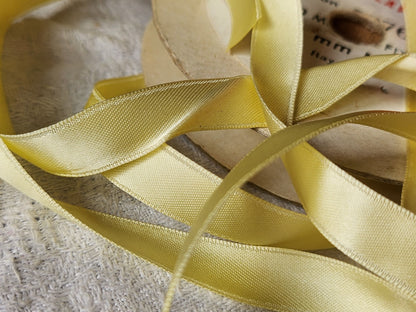 Ruban fin ancien rayonne jaune 5 mètres sur 1 cm soie artificielle A4 n°29