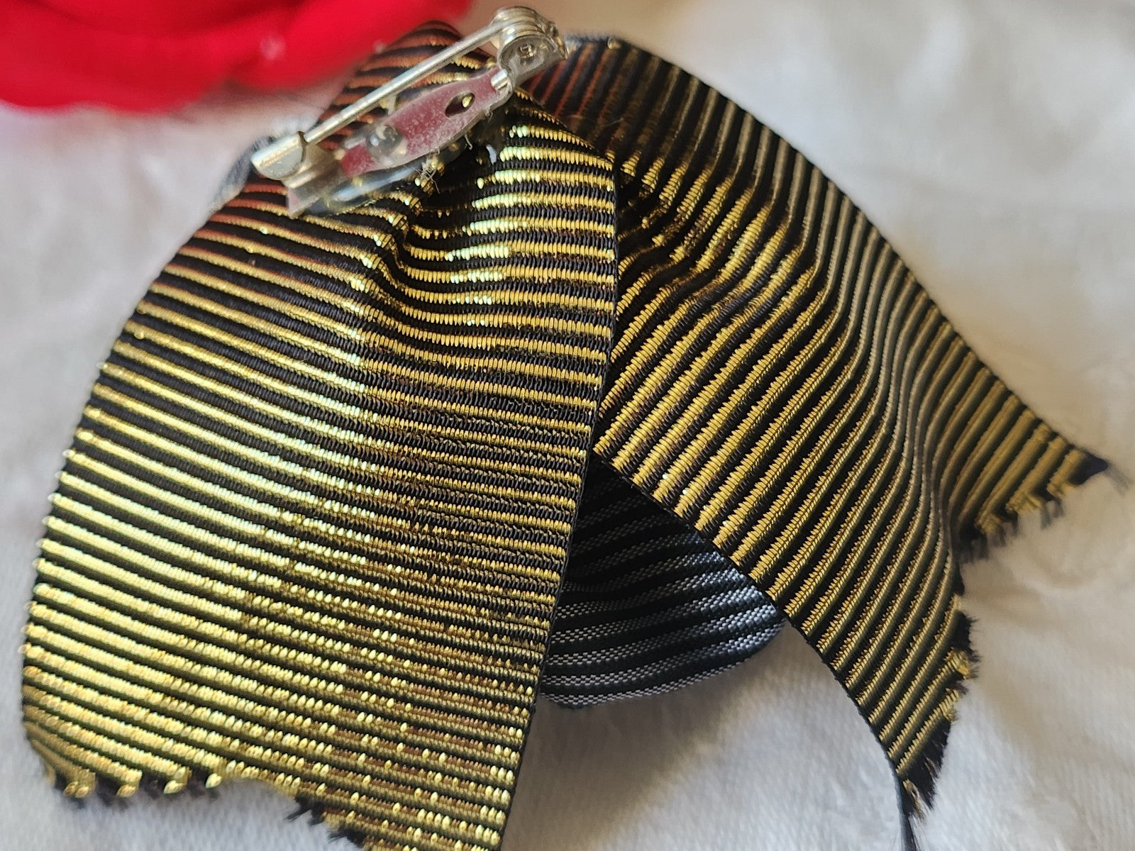 Fleur ancienne tissu quadrille gris doré chapeau sur broche modiste T0-08