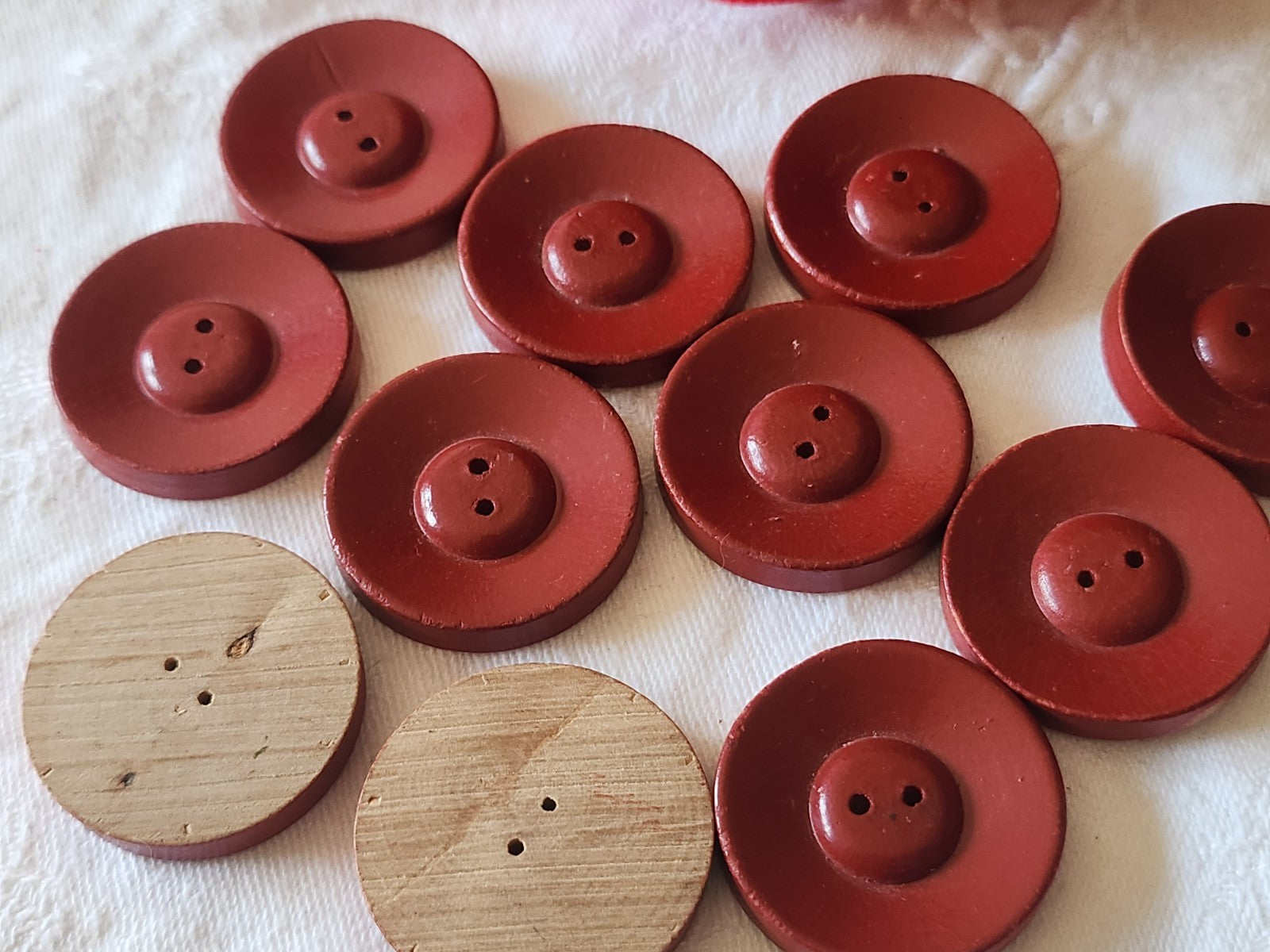 Lot 11 gros boutons anciens en bois rouge à trous 3 cm trous ref 6048