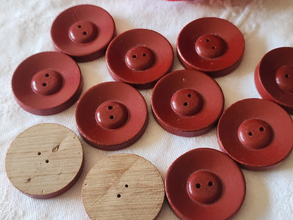 Lot 11 gros boutons anciens en bois rouge à trous 3 cm trous ref 6048