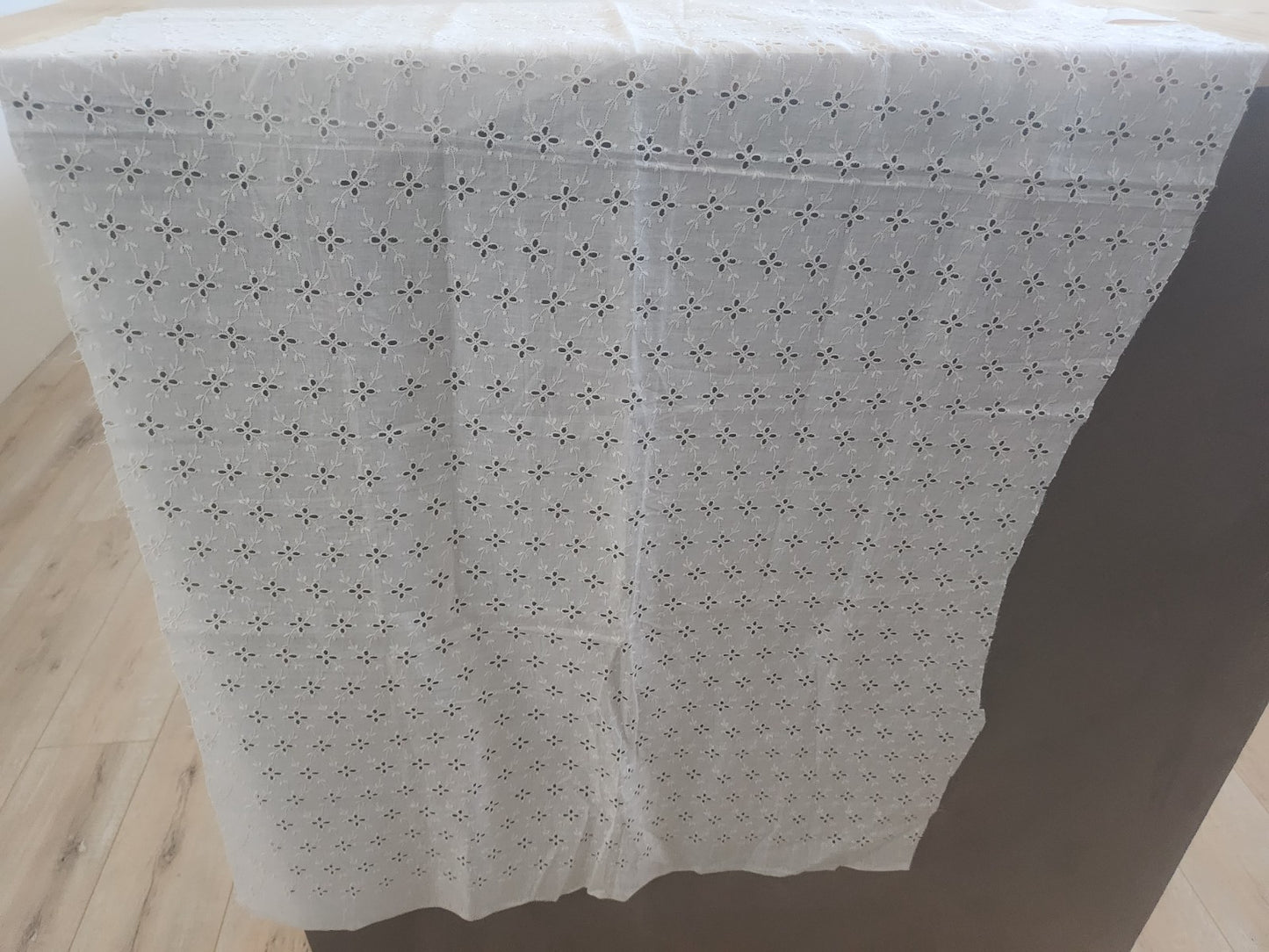 Ancien coupon de tissu vintage blanc ajouré au mini: 58 sur 131 cm B5