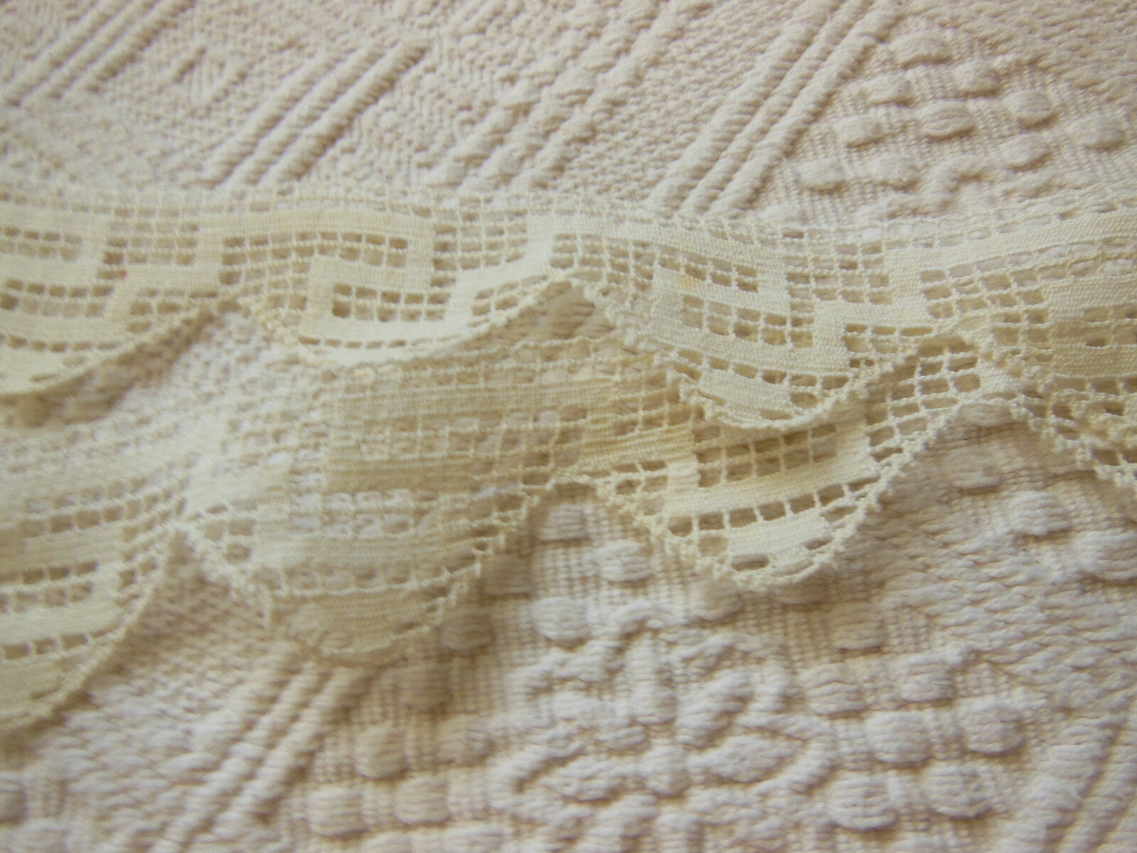 Dentelle ancienne motif géométrique  1 mètre 50 sur 4 cm T3-36