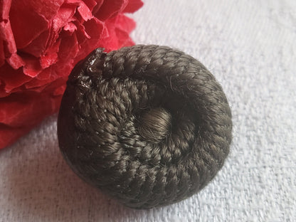 Gros bouton vintage  en passementerie résine marron 2,4 sur 2,6 cm  D19H