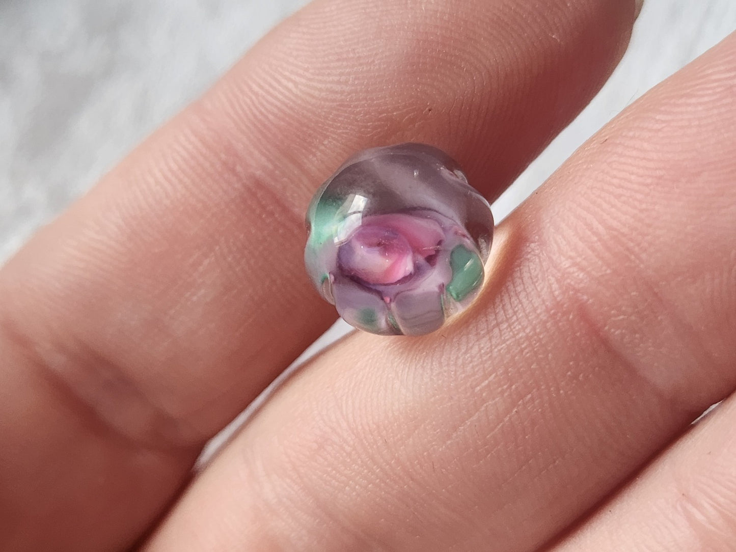 Ancien bouton en verre boule inclusion d'une fleur rose 1,2 cm D16B