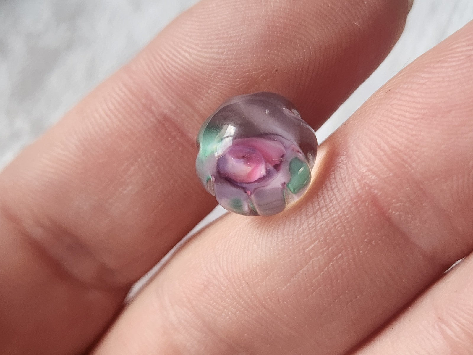Ancien bouton en verre boule inclusion d'une fleur rose 1,2 cm D16B