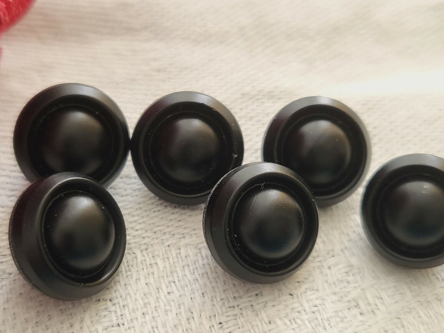 Lot 6 petits boutons anciens en verre noir mat à pied strié 1 cm ref 2426