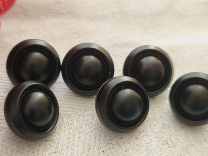 Lot 6 petits boutons anciens en verre noir mat à pied strié 1 cm ref 2426