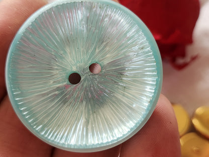 Enorme bouton vintage bleu lumineux texturé 4 cm ou 40 mm ref 2779