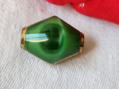 bouton ancien en verre laiteux vert 2,1 sur 1,7 cm D8K