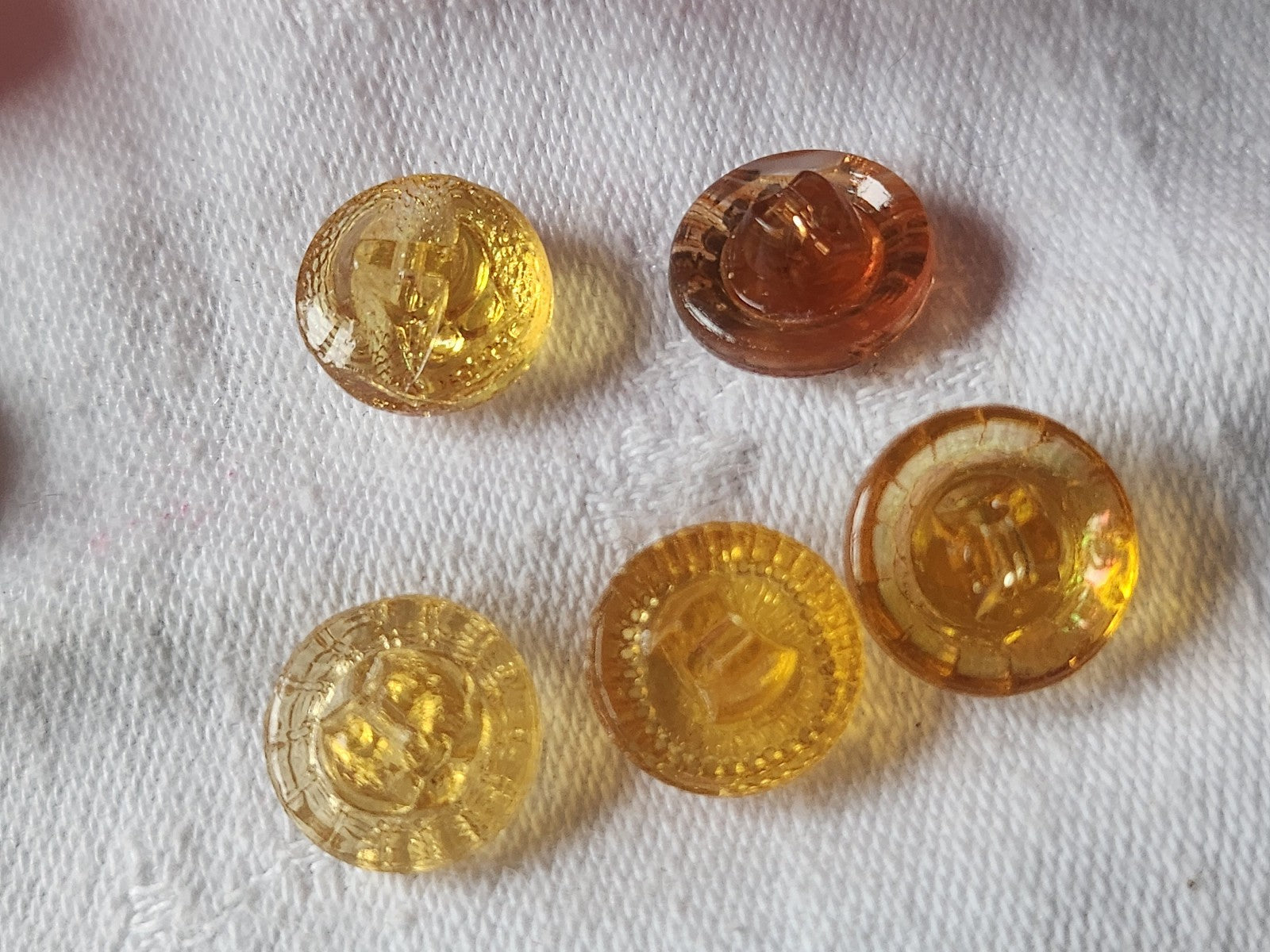 Lot 5 boutons anciens en verre orange  panaché 1,3 cm ref 2158