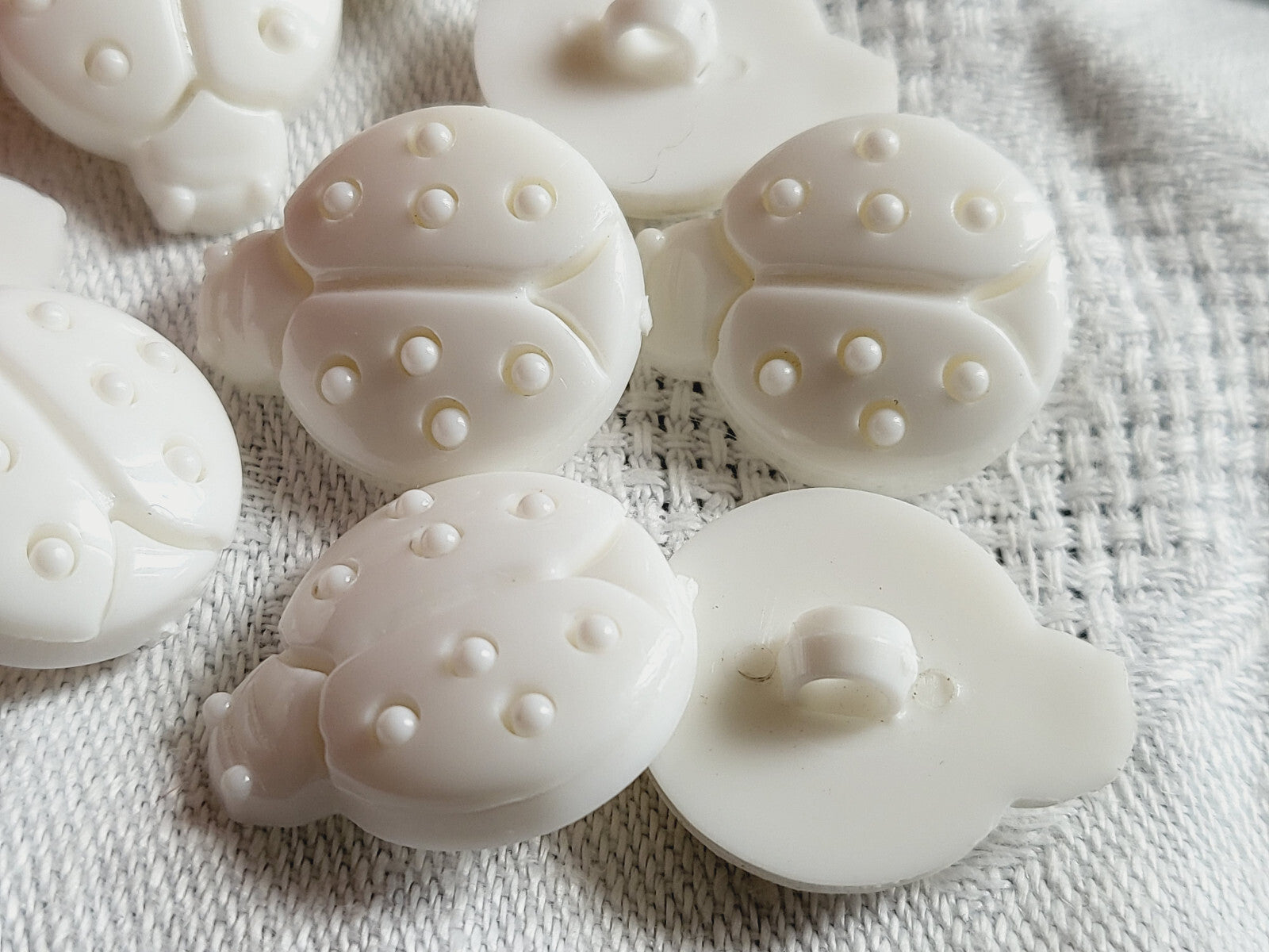 Lot 13 boutons forme coccinelle  blanc pied dimensions 1,7 sur 1,5 cm ref 927