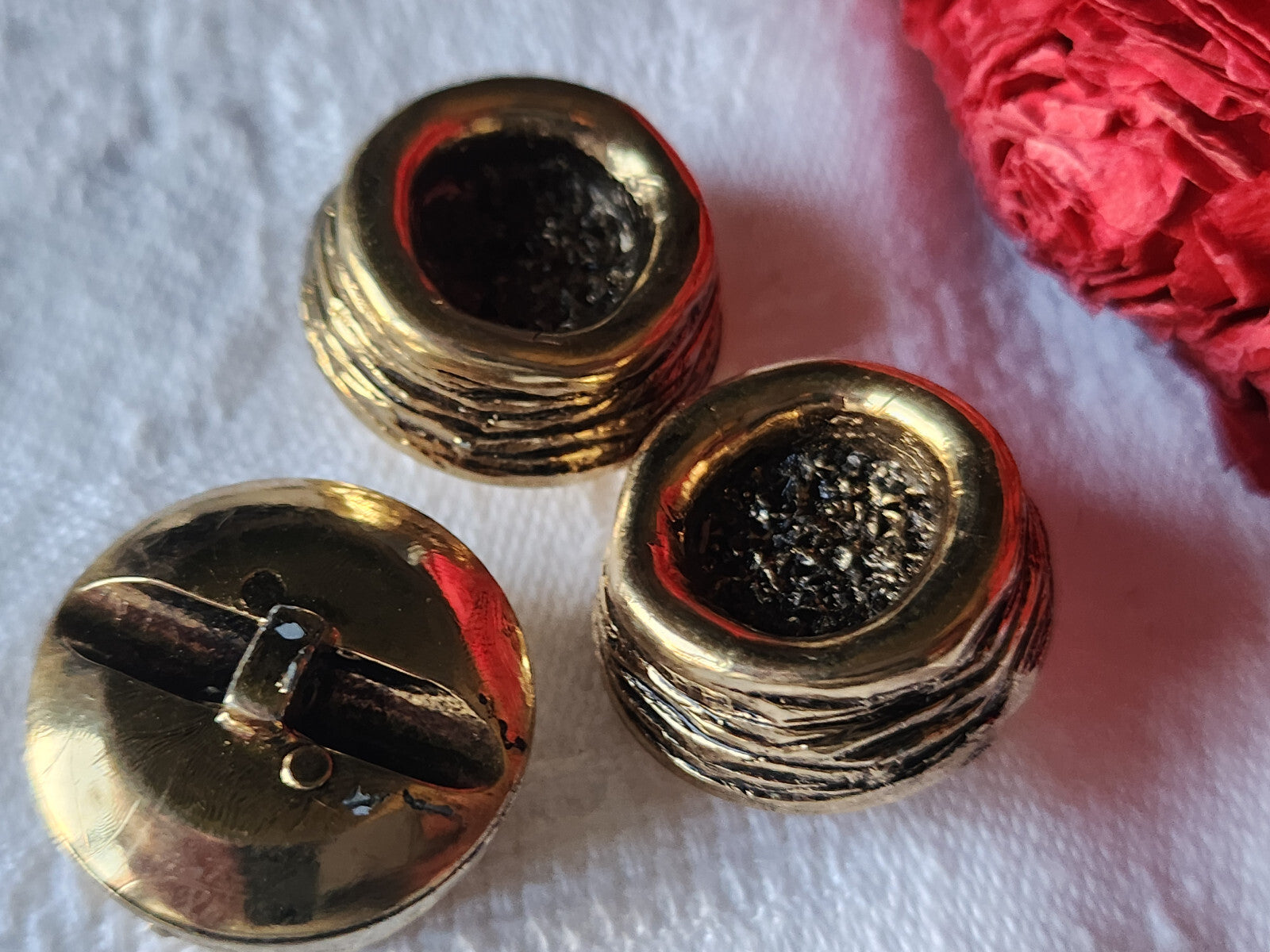 Trio hauts boutons vintage en résine doré volume pied 2,3 cm ref 5809