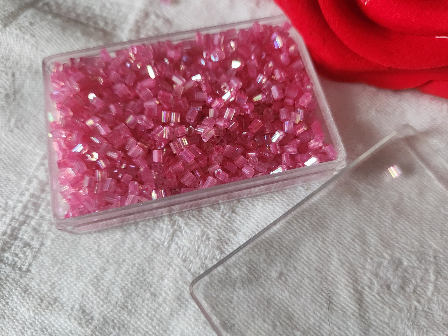 Lot environ 20 grammes de perles tube rose irisé en verre  n°24