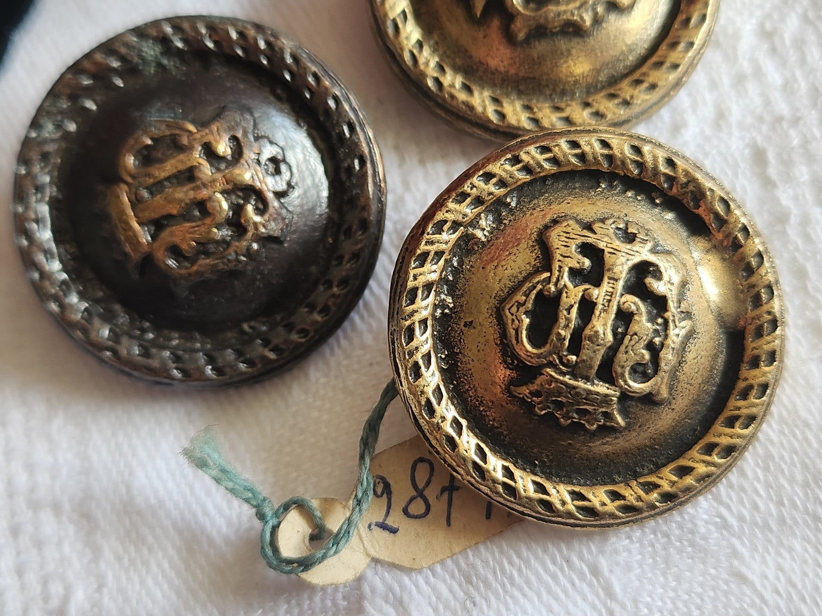 Trio boutons vintage en métal blason gros 2,5 cm neuf ref 1604